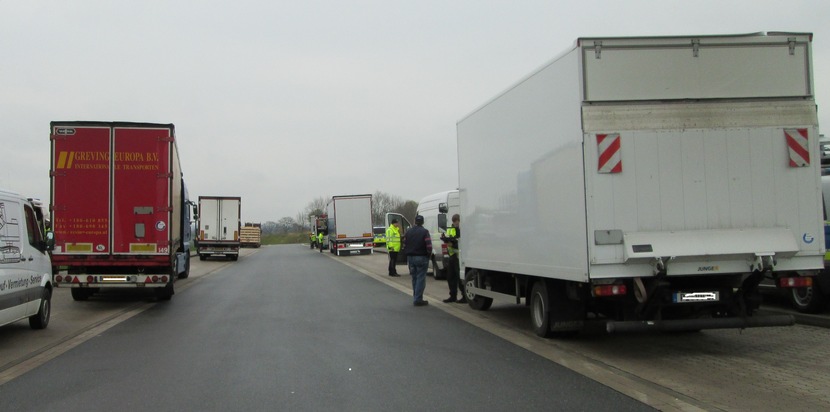 POL-SE: Bad Segeberg,  BAB 20     /
Schwerlastkontrolle