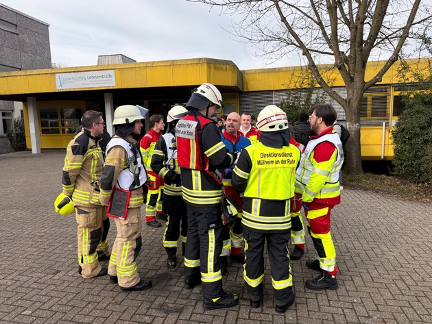 FW-MH: Vermuteter Reizgasaustritt am Berufskolleg - Feuerwehr kontrolliert Bereich