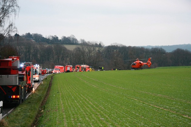 FW-E: Schwerer Verkehrsunfall in Essen-Schuir, acht Personen verletzt, zwei Rettungshubschrauber im Einsatz