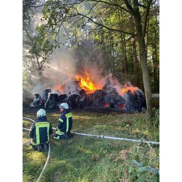 POL-ROW: ++ Betrunkener Autofahrer mit 3,6 Promille ++ Heuballen brennen am Waldrand - Polizei bittet um Hinweise ++ Kollision mit geparktem Traktor - 39-jährige Autofahrerin verletzt ++