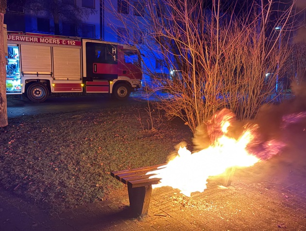 FW Moers: Einsatzreiche Silvesternacht für die Feuerwehr Moers