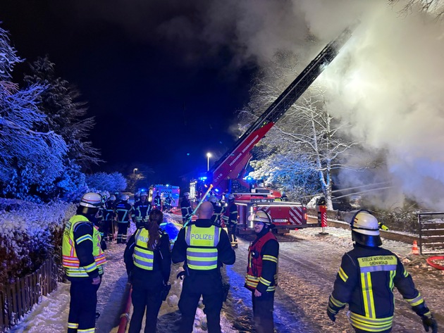 FW-Stormarn: Feuer in Einfamilienhaus: Gro&szlig;einsatz in Gr&ouml;nwohld