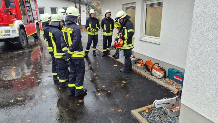 FW-OE: Trotz Regen und Wind: Feuerwehrlehrgang Modul 4 erfolgreich abgeschlossen