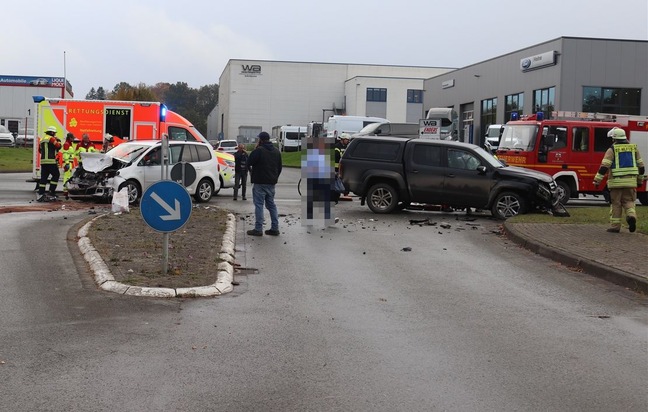 POL-HX: Drei Verletzte und erheblicher Sachschaden bei Unfall in Bergheim