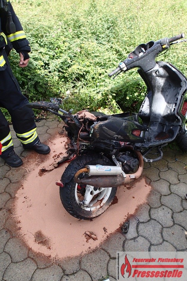 FW-PL: OT-Eiringhausen. Motorroller brannte in voller Ausdehnung. Zeugen haben auffällige Personen beobachtet.