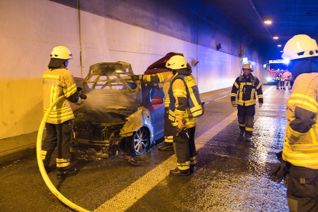 FW Stuttgart: Brand im Kappelbergtunnel - PKW im Vollbrand - Feuerwehr Fellbach löscht den PKW