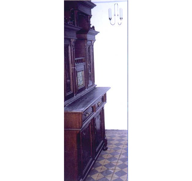 POL-GOE: (1141/03) Antike Möbel gestohlen - Polizei fahndet mit Fotos nach deren Verbleib