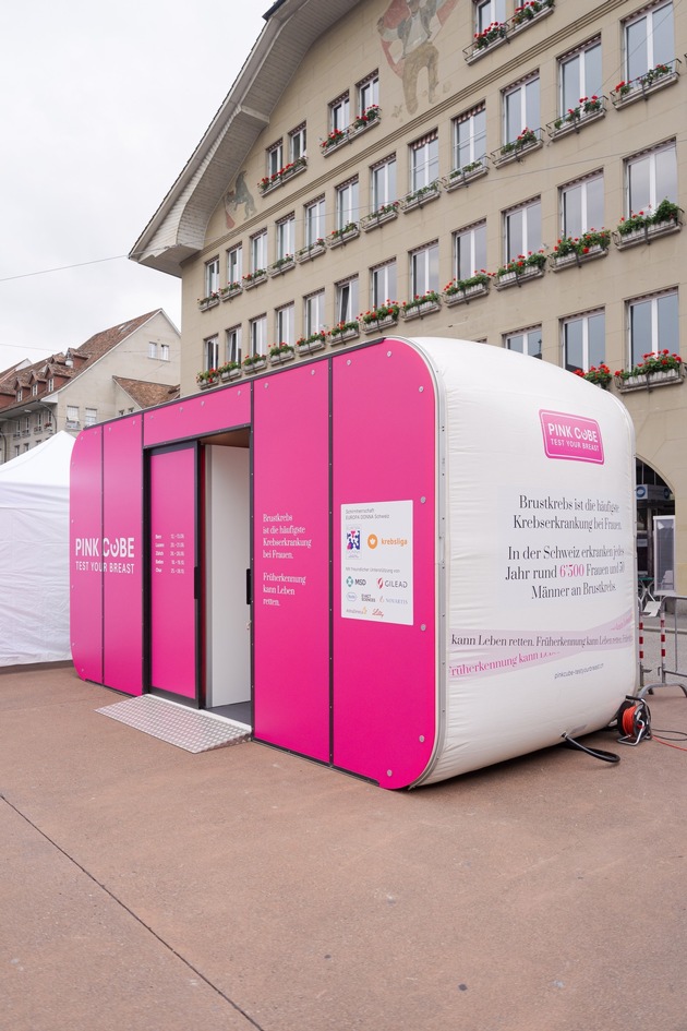 Brustkrebs-Aufklärungsaktion im PINK CUBE in Bern - heute und morgen I FOTOS