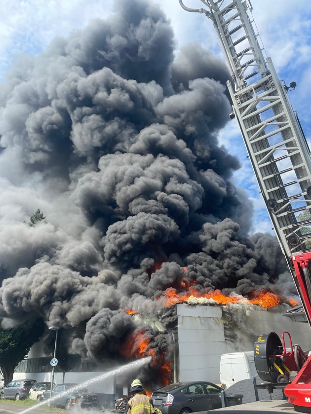 FW-E: Große Rauchwolke über Essen - Feuer in Kfz-Werkstatt führt zu Explosionen und NINA-Warnung