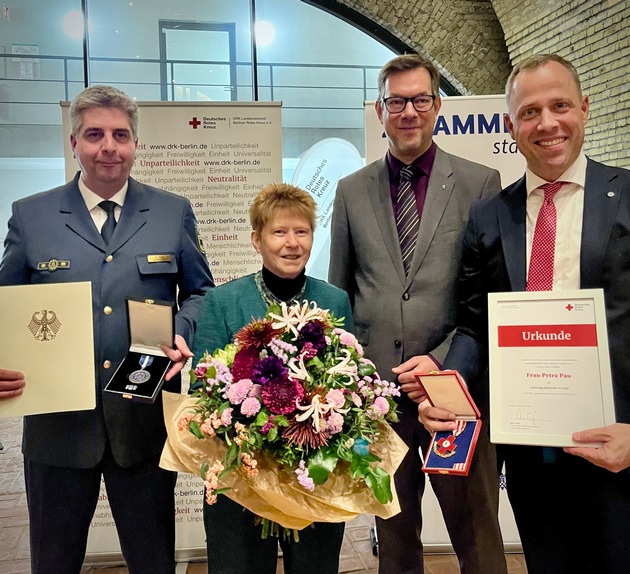 THW LVBEBBST: Doppelte Ehrung für Petra Pau - DRK Berlin und THW würdigen langjähriges ehrenamtliches Engagement