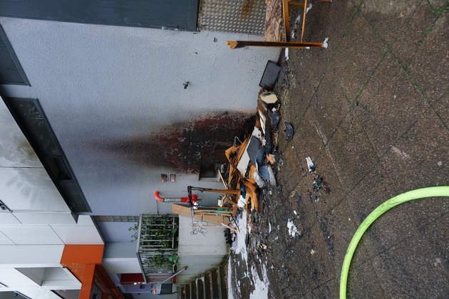FW Ratingen: Brand von Sperrmüll an Hauswand - Großeinsatz für die Feuerwehr