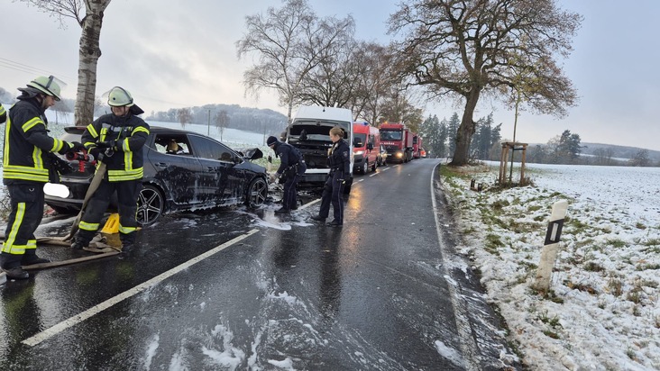 FW-AR: Verkehrsunfall zwischen PKW und besetztem Großraumtaxi