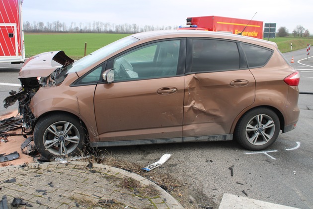 POL-DN: Trotz Stoppschild: Unfall auf der Kreuzung bei Gevelsdorf