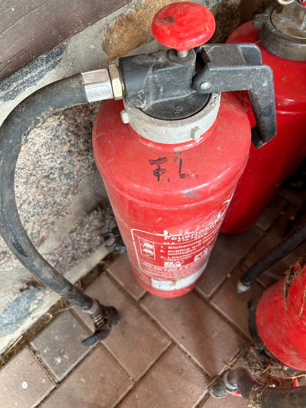 POL-RZ: Illegale Entsorgung von Feuerlöschern - Polizei sucht Zeugen