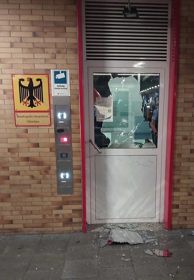 Bundespolizeidirektion München: Türscheibe eingeschlagen / Ehemalige Bundespolizeiwache beschädigt
