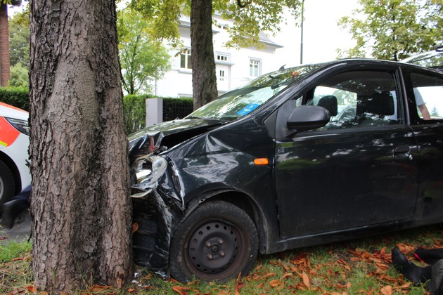 POL-ME: Schwer verletzt nach Alleinunfall: 72-jähriger Autofahrer stößt frontal gegen Baum - Ratingen - 1908166