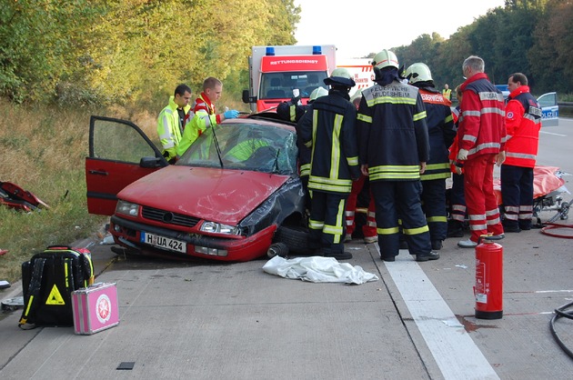 POL-HI: BAB 7, LK Hildesheim -- Fahrer nach mehrfachen Überschlag schwerverletzt.