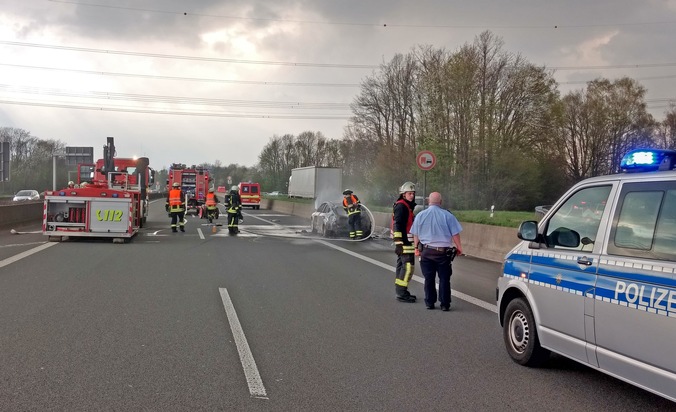 FW-DO: PKW brennt im Kreuz Dortmund-West aus