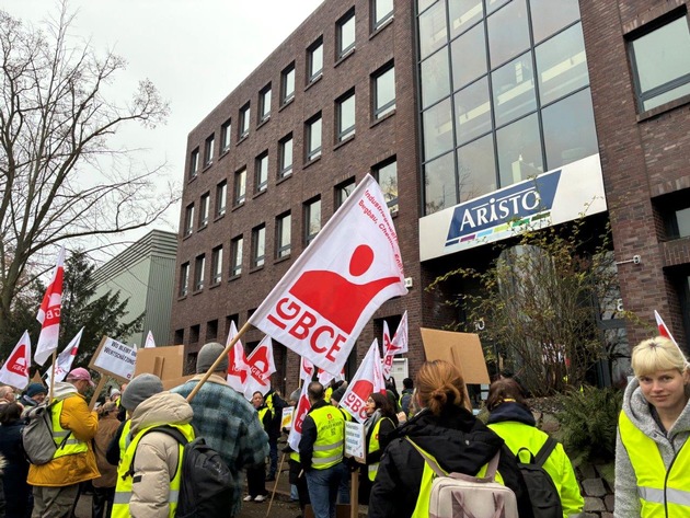 Warnstreik bei Advance Pharma in Reinickendorf – Beschäftigte setzen Zeichen für Gerechtigkeit