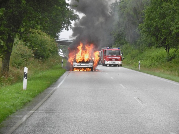 POL-NMS: 20250804-1-Pkw Brand B430 Höhe Wapelfeld mit Vollsperrung