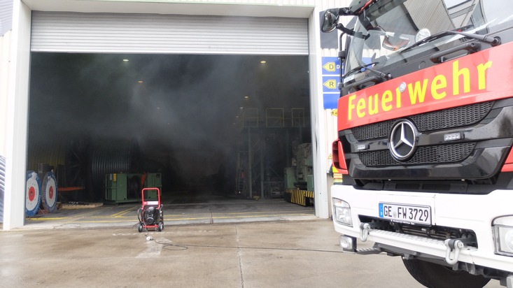 FW-GE: Brand in einem Industriebetrieb im Ortsteil Schalke
