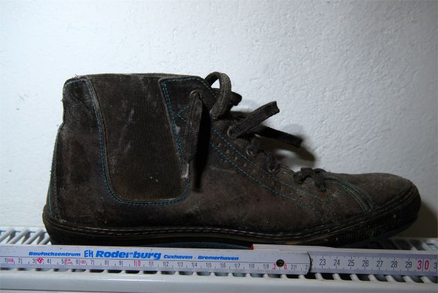 POL-CUX: Führen Stiefel und Uhr zur Identität des unbekannten Toten? Polizei veröffentlicht Gegenstände des Mannes (div. Bilder in der digitalen Pressemappe)