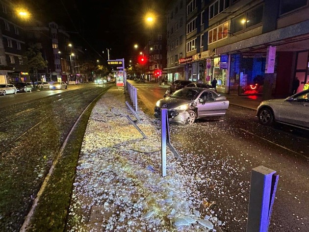 POL-D: Derendorf - Verkehrsunfall - Betrunkene Frau fährt in Rheinbahnhaltestelle
