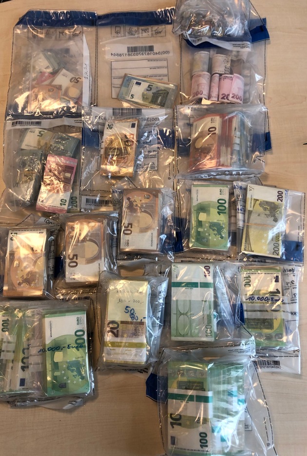 POL-OB: SEK sprengt Tür - Kokain, Marihuana und über 230.000 Euro Bargeld bei Dealern in Oberhausen sichergestellt
