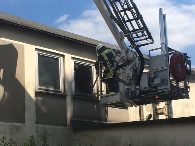 FW-HAAN: Feuer in leerstehender Halle an der Feldstraße