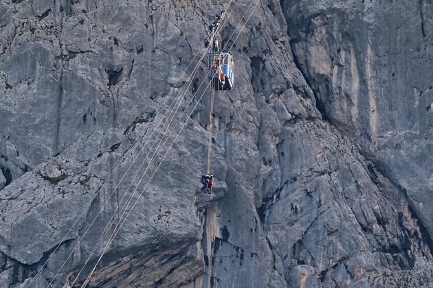 Technischer Defekt: Bundeswehr und Bergwacht retten 14 Personen aus Seilbahn-Kabine der WTD 52