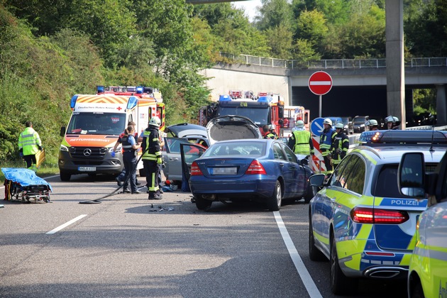 FW LK Neunkirchen: Zwei Verletzte bei schwerem Verkehrsunfall auf B41 bei Neunkirchen