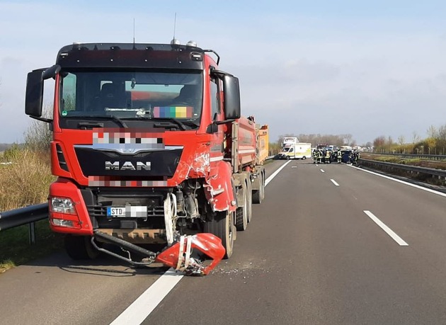 POL-STD: Unfall auf der Autobahn 26 - zwei Autoinsassen verletzt - BAB mehrere Stunden voll gesperrt