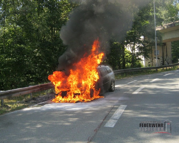 FW-MK: Fahrzeug brennt in voller Ausdehnung