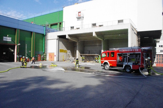 FW-MK: Freiwillige Feuerwehr und AMK-Betriebsfeuerwehr proben den Ernstfall im Müllheizkraftwerk