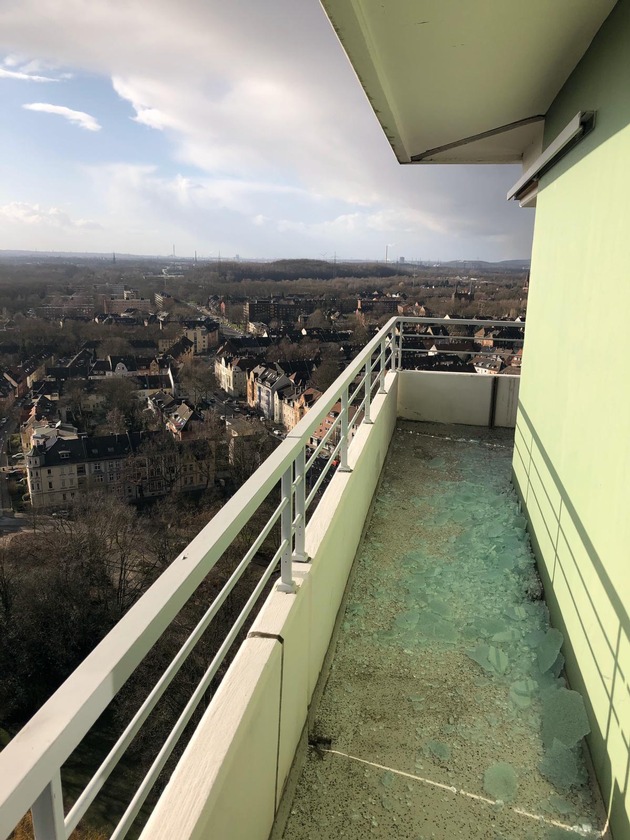 FW-GE: Ungesicherte Scheibe im 21. OG eines Hochhauses in Gelsenkirchen-Altstadt