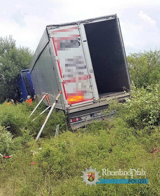 POL-PPWP: Pannenfahrzeug von Sattelzug in Böschung geschleudert