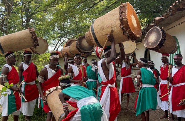 SOS-Kinderdörfer weltweit Hermann-Gmeiner-Fonds Deutschland e.V.: Von Albanien bis Burundi...ein Tag für kleine Held:innen: Fix&Foxi TV & SOS-Kinderdörfer weltweit feiern den Internationalen Kindertag