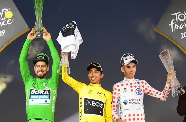 Skoda Auto Deutschland GmbH: Tour de France Sieger Egan Bernal feiert mit Kristallglas-Trophäe von SKODA AUTO (FOTO)