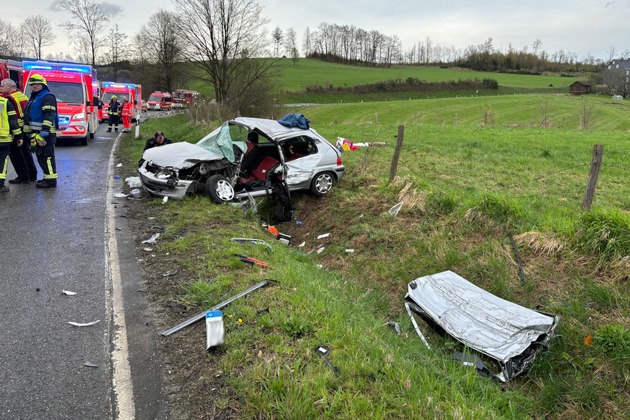 FW Wipperfürth: TH3 | Verkehrsunfall, Person eingeklemmt