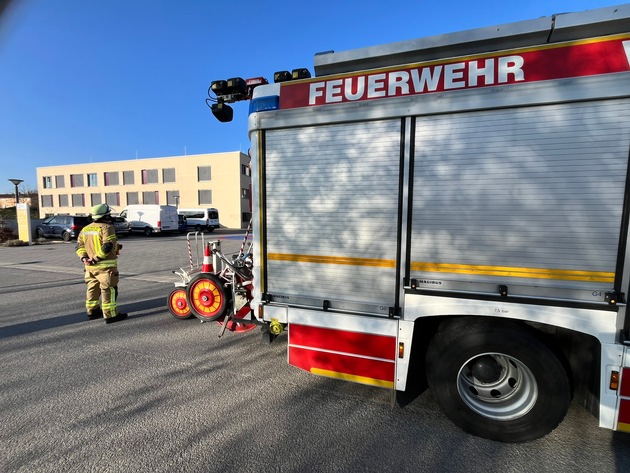 FW Weinheim: Feuerwehr Weinheim bei Brandmeldealarm und Rettungsdiensteinsatz gefordert