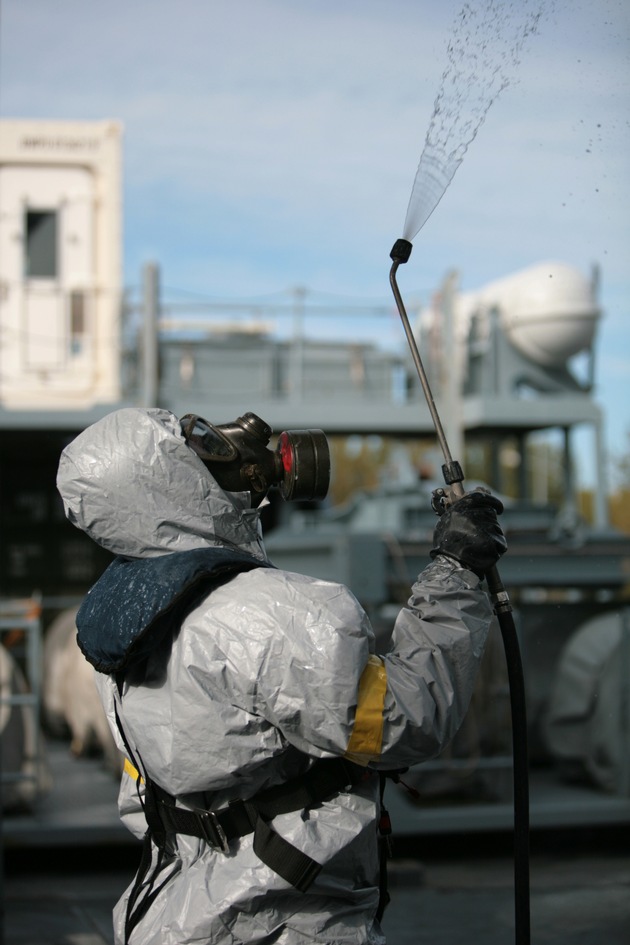 Deutsche Marine - Bilder der Woche: Giftalarm auf dem Tender &quot;Donau&quot; - Soldaten aus Höxter üben mit Marine