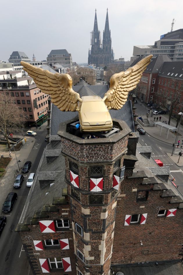 Herausgeputztes Flügelauto verlässt Ford: Der &quot;Goldene Vogel&quot; thront wieder auf dem Kölnischen Stadtmuseum (BILD)