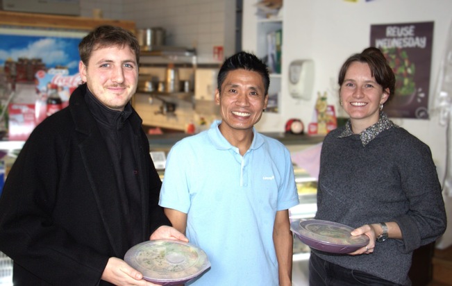 Lancierung des «reUse Wednesday» in Bern: Wöchentlicher Aktionstag für Mehrweglösungen – initiiert von reCIRCLE für das EU-Forschungsprojekt STOPP.