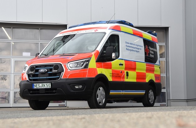 Ford-Werke GmbH: Ford Pro bringt Bayerns ersten Elektro-Krankentransporter auf die Straße - für Rettungsdienst des Roten Kreuzes