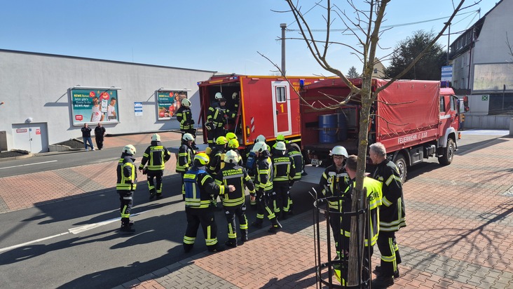 FW VG Westerburg: Chemischer Geruch aus Mehrfamilienhaus gemeldet - Feuerwehren im Einsatz