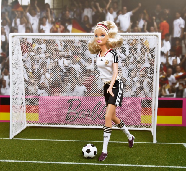 Kick it like Barbie! / Die DFB-Barbie schnürt schon jetzt die Fußballschuhe für die Frauenfußball Weltmeisterschaft 2011 (mit Bild)