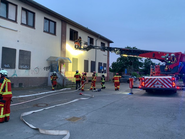FW Düren: Brand in leerstehendem Gebäude