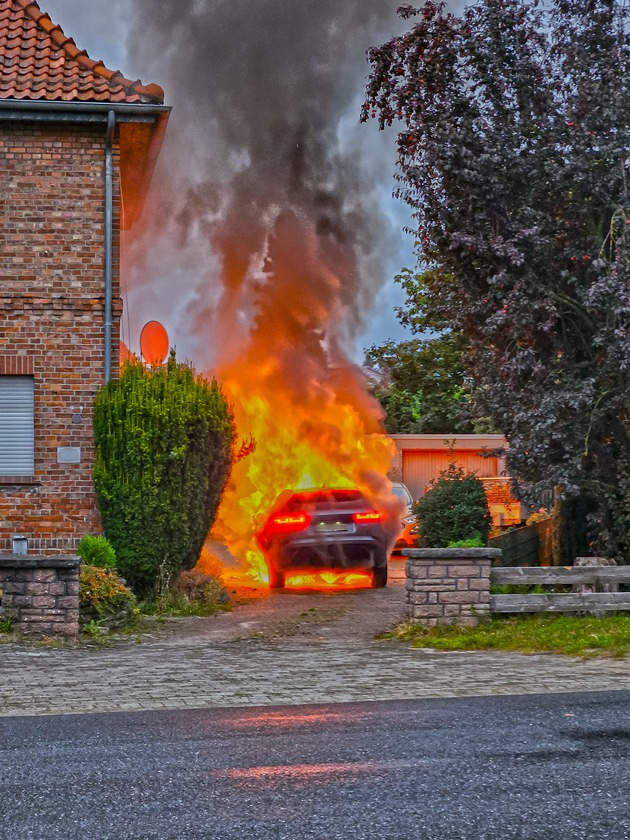 FW Lehrte: Hybrid-SUV in Vollbrand - ehrenamtliche Einsatzkräfte verhindern schlimmeres und schützen Haus vor den Flammen.