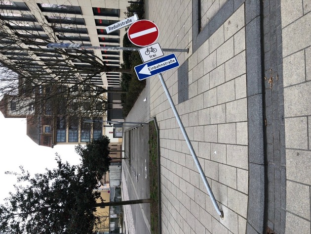 POL-PDLD: Beschädigte Verkehrszeichen in Landau
