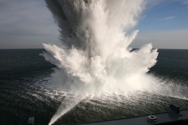 Deutsche Marine - Bilder der Woche: Korvette wurde &quot;angesprengt&quot;